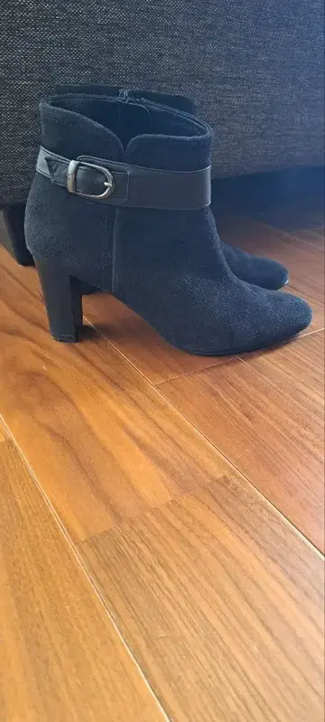 DIANA 벨트 포함 블랙 스웨이드 부티 중간 힐 23.0