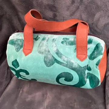 장식적인 패턴의 핸드백