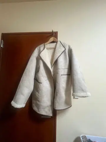 크림색 무스탕 코트