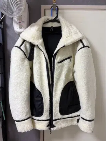 HALHAM 화이트 보아 자켓