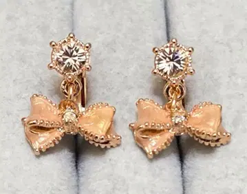 질스튜어트 리본 큐빅 귀찌 C2587