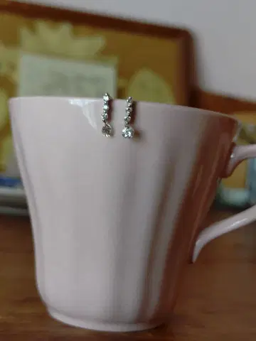 다이아몬드 귀걸이 3개의 다이아몬드 아래 흔들리는 한 알