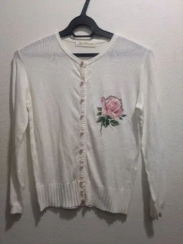 지저스 디아망테 장미 로즈 화이트 가디건 펄 버튼