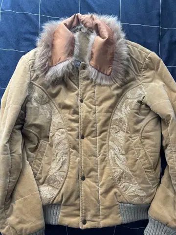 퍼 달린 베이지 봄버 자켓