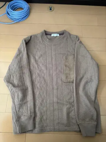 베이지 케이블 니트 스웨터