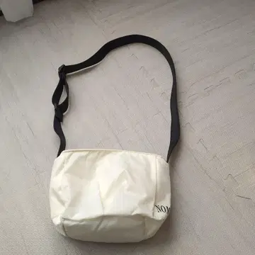 NOMADIS 숄더백 화이트