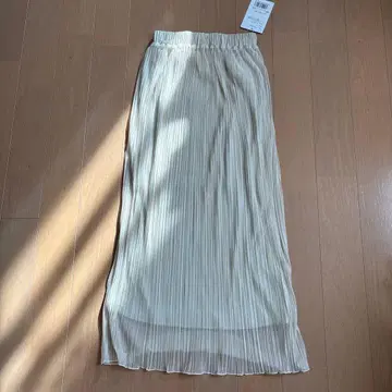 화이트의 얇은 소재의 상의