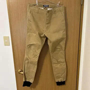 atmos M 사이즈 베이지 치노 팬츠 밑단 리브 포함