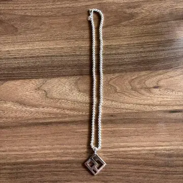 코란토테 목걸이 탑입니다. 목걸이는 타사 제품입니다.