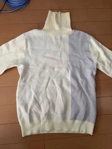 터틀넥 니트 크림색 그레이