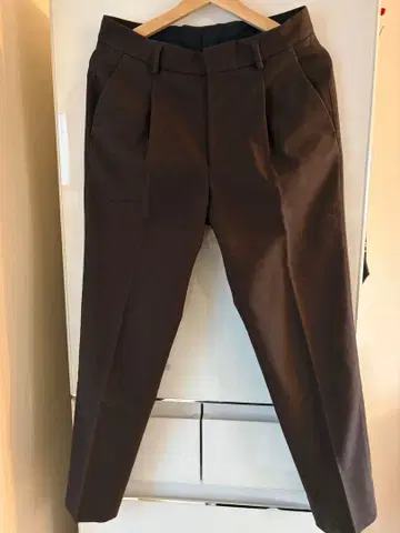 뷰티앤유스 다크 브라운 테이퍼드 슬랙스 (가을/겨울)