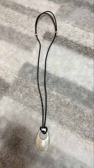 바나리파 심플 타원형 펜던트 초커 (키시 유타 착용)