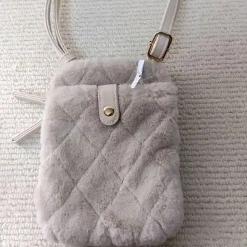 베이지 퀼팅 퍼 숄더백