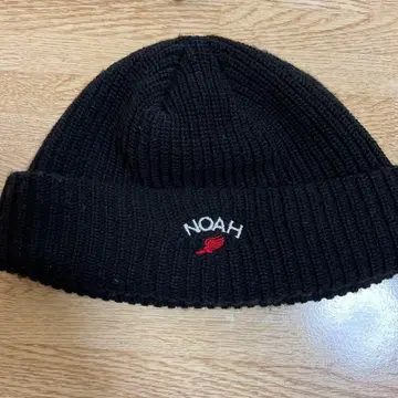 NOAH 블랙 윙 로고 니트 모자