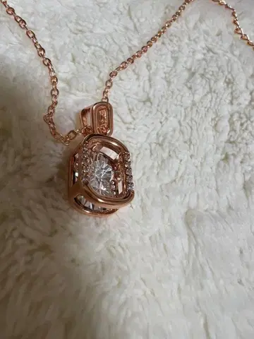 로즈 골드 다이아몬드풍 목걸이
