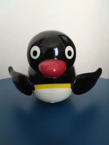 핑구 목욕탕에서 발을 파닥파닥하며 헤엄치는 귀여운 완구