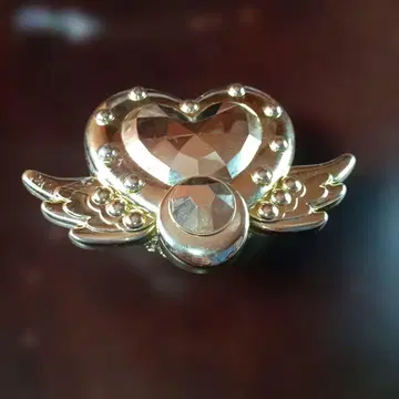 하트형 날개 달린 장식품