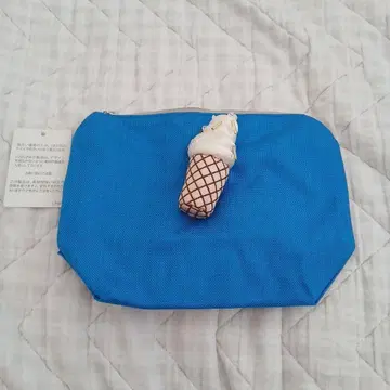 아이스크림 모티브의 파란색 파우치