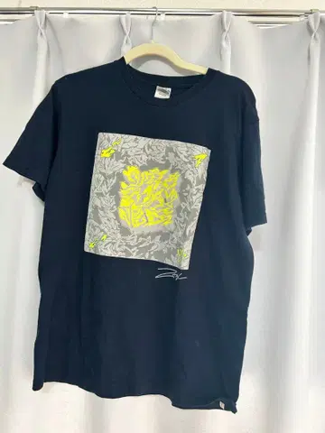 계속 한밤중이면 좋을 텐데. T셔츠 블랙 걷어찬 두부