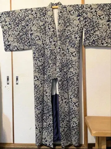 네이비 바탕에 화이트와 골드 당초 무늬 순수 실크 코몬 새상품급