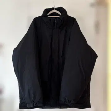 GU 스탠드 카라 풀 집업 충전솜 코트 블랙