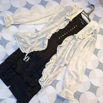 잉게보그, 프릴 달린 긴팔 블라우스