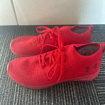 Under Armour 레드 니트 스니커즈