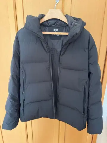 [컨디션 최상] XL 사이즈 유니클로 심리스 다운 후드티 3D 컷 블랙