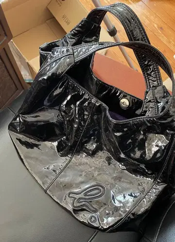 애니에스 베이 반짝이는 블랙 백 가볍고 세련됨 어디를 가든 멋져요!