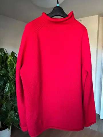 빨간색 하이넥 니트 스웨터