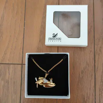 SWAROVSKI 비행기 모티브 목걸이