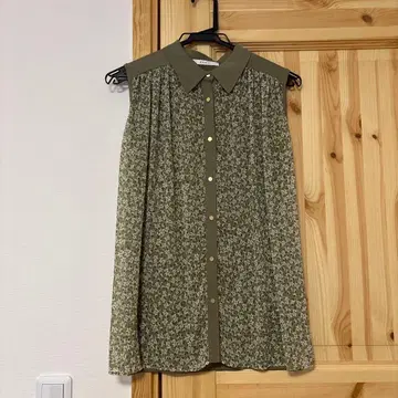 ANAYI 꽃무늬 슬리브리스 셔츠 올리브 그린