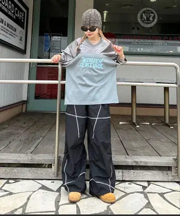 스티치 절개 나일론 팬츠