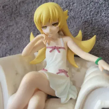 피규어 금발 캐릭터 화이트 드레스