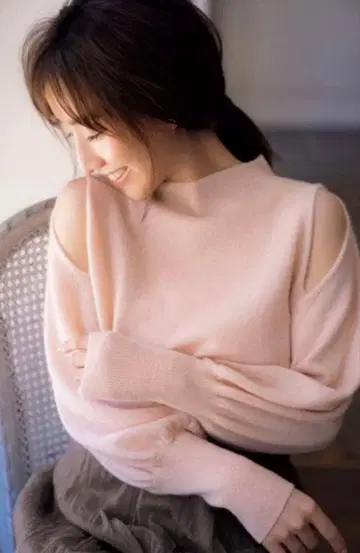 CELFORD 핑크 어깨 트임 캐시미어 니트 스웨터