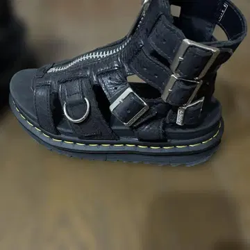 닥터마틴 블랙 가죽 통굽 샌들