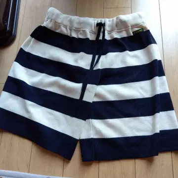 레미노 네이비와 화이트 스트라이프 숏팬츠