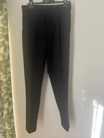 원턱 테이퍼드 팬츠 +j 블랙