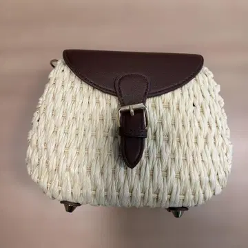 스트로우와 가죽 숄더백