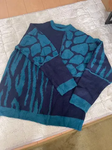 안티카 antiqua 다크 블루 그린 애니멀 프린트 니트