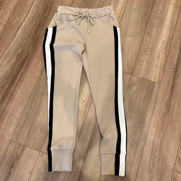 베이지 사이드 스트라이프 조거 팬츠