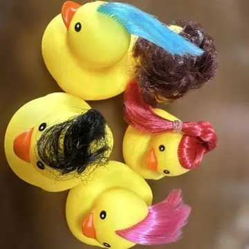 컬러풀한 헤어스타일의 오리형 완구