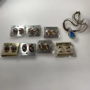 컬러풀한 스톤 장식의 귀찌 세트