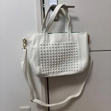 스터드 장식 화이트 숄더백