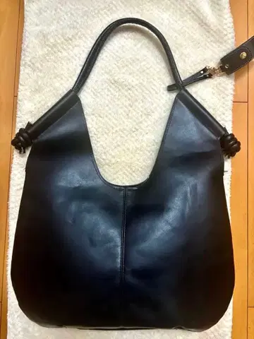 블랙 가죽 숄더백