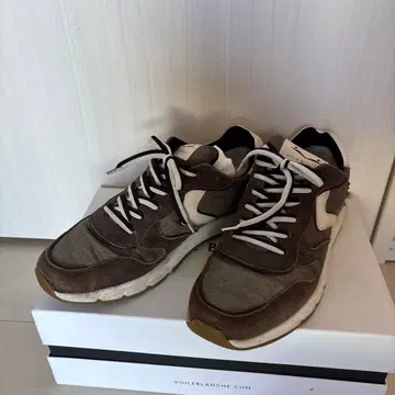 브라운 스웨이드 스니커즈