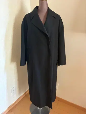 블랙 롱 코트 심플한 디자인