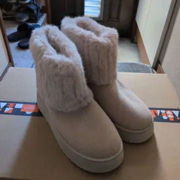 퍼 달린 베이지 숏부츠