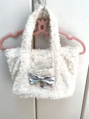 퍼 소재 화이트 토트백