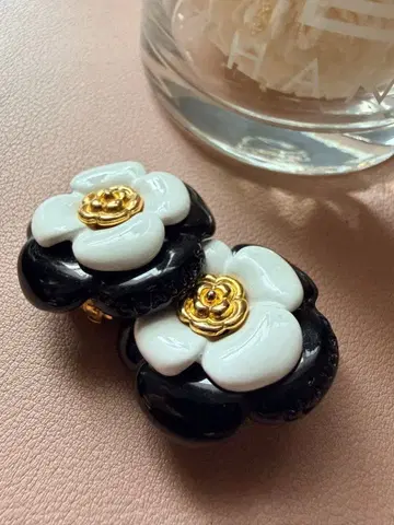 CLATHAS 까멜리아 에나멜 귀찌 (큼직한/블랙/화이트/골드)